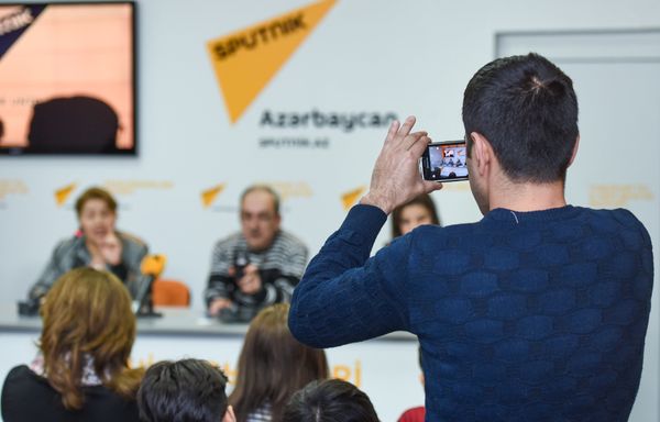 Пресс-конференция, приуроченная к десятилетию театрального отделения Гимназии искусств при Азербайджанской национальной консерватории - Sputnik Азербайджан