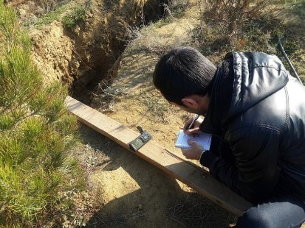 Мониторинг на территории вблизи комплекса Телебашня Баиловского склона, где произошел оползень - Sputnik Азербайджан
