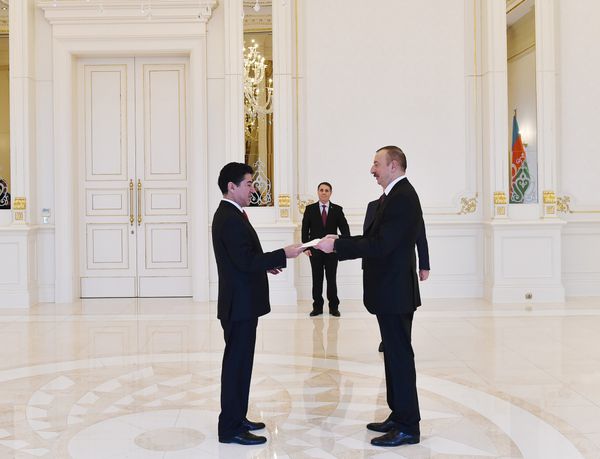 Президент Азербайджана Ильхам Алиев принимает верительные грамоты новоназначенного чрезвычайного и полномочного посла Республики Эквадор Германа Aлехандро Ортега Алмейды - Sputnik Азербайджан