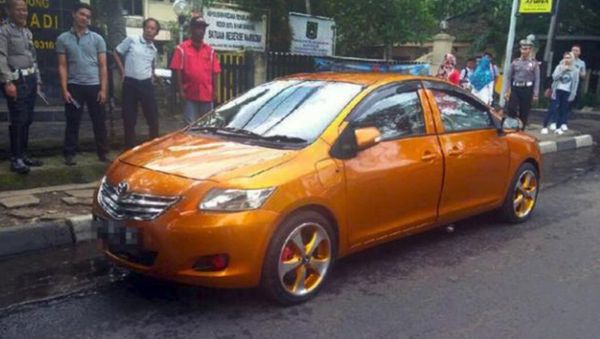 Двухкапотный автомобиль - Sputnik Азербайджан
