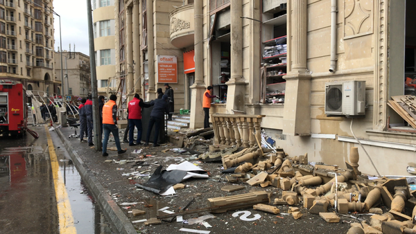 Последствия взрыва в подвале жилого дома на улице Диляры Алиевой в Баку - Sputnik Азербайджан