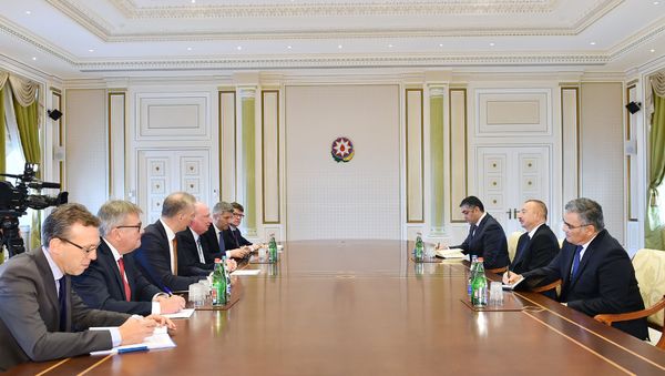 Президент Азербайджана Ильхам Алиев принял делегацию Европейской комиссии - Sputnik Азербайджан