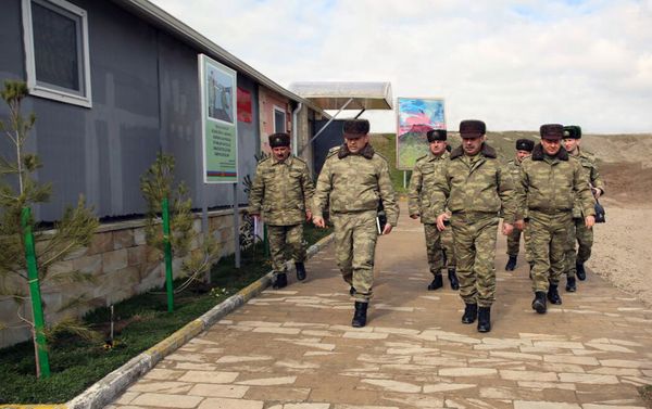 Министр обороны посетил подразделения на передней линии Министр обороны посетил подразделения на передней линии - Sputnik Азербайджан