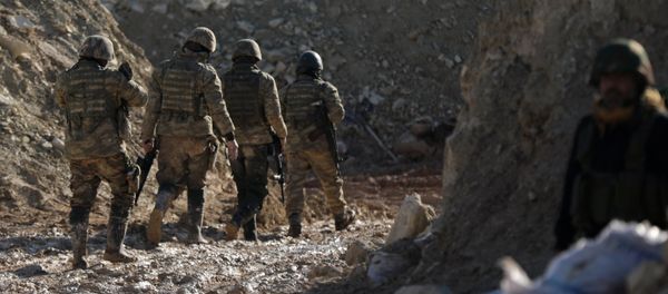 Поддерживаемые Турцией бойцы сирийской армии  на горе Барсая, к северо-востоку от Африна, Сирия 28 января 2012 года - Sputnik Азербайджан
