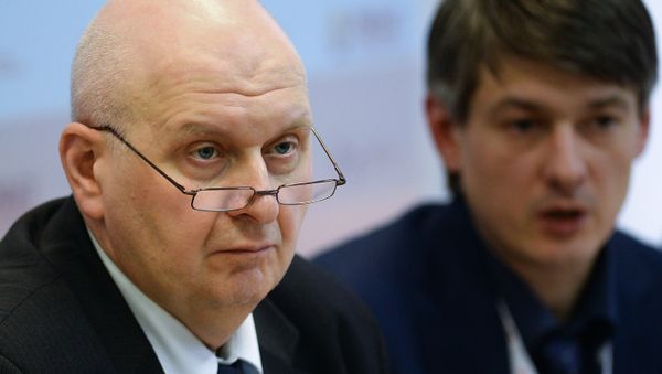 Директор Центра исследований федерального и региональных рынков алкоголя ЦИФРРА Вадим Дробиз (слева) - Sputnik Азербайджан