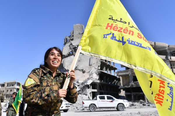 Женщина-боец Сирийских демократических сил в освобожденном от боевиков ДАИШ (организация, запрещенная в России) сирийском городе Ракка - Sputnik Азербайджан