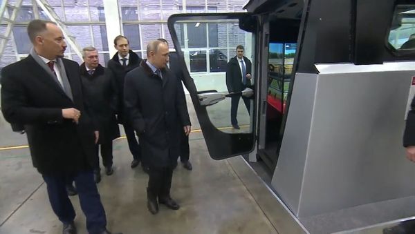Путин собрал урожай на симуляторе комбайна в Ростове-на-Дону - Sputnik Азербайджан
