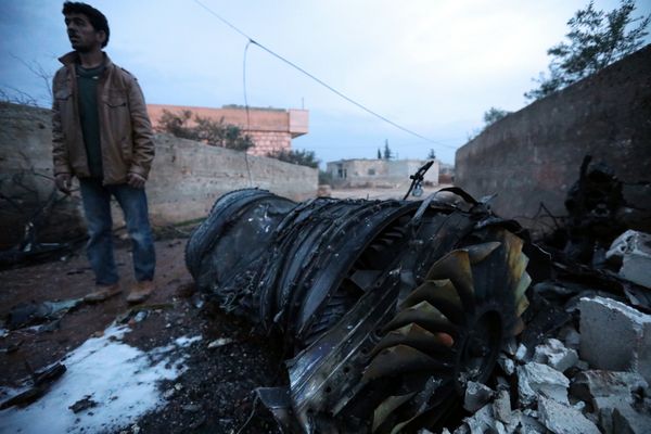 Обломки сбитого боевиками российского самолета Су-25 в Сирии. 3 февраля 2018 года - Sputnik Азербайджан