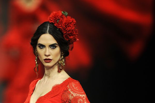 Модель во время показа коллекции Aurora Gavino на международной неделе моды фламенко в Севилье, Испания. 1 февраля 2018 год - Sputnik Азербайджан
