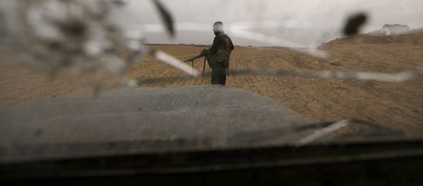 Свободный боец сирийской армии в деревне аль-Аджами на востоке Аль Баба, Сирия - Sputnik Азербайджан