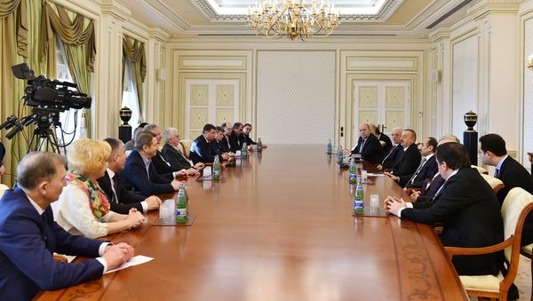 Встреча президента Азербайджана Ильхама Алиева с делегацией международных профсоюзов и профсоюзов зарубежных стран - Sputnik Азербайджан