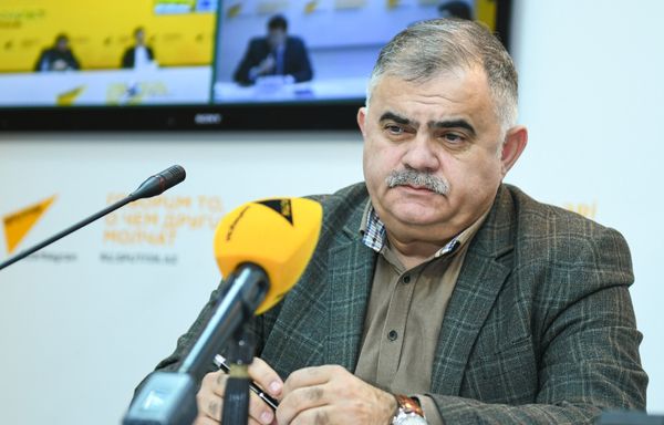 Эксперт по вопросам безопасности Арзу Нагиев в ходе видеомоста Москва-Астана-Бишкек-Минск - Sputnik Азербайджан