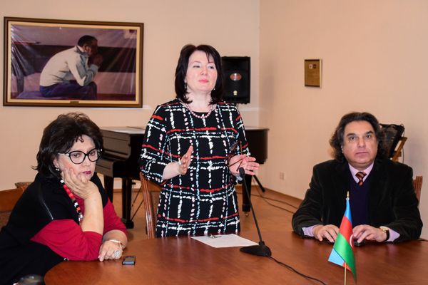 Слева направо: народная артистка Азербайджана Хураман Гасымова, проректор БМА, профессор Нармин Гулиева и народный артист АР Фахреддин Керимов  - Sputnik Азербайджан