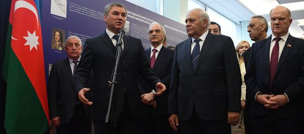 Вячеслав Володин и Огтай Асадов осматривают азербайджанскую выставку в Думе - Sputnik Азербайджан