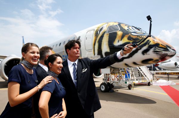 Самолет Embraer E-190 E2 с изображением морды тигра на носу на авиашоу в Сингапуре - Sputnik Азербайджан