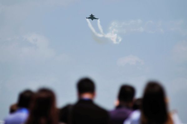 Истребитель JAS-39 C / D Gripen Королевских ВВС Таиланда на авиашоу в Сингапуре - Sputnik Азербайджан