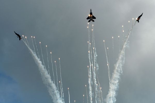 Два истребителя F-16C и истребитель F-15SG ВВС Сингапура выполняют воздушный показ на авиашоу в Сингапуре - Sputnik Азербайджан