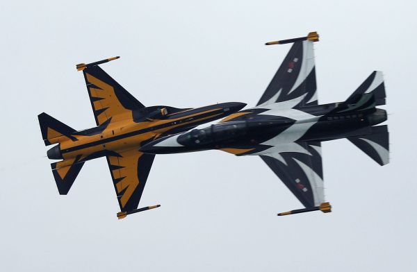 Выступление пилотажной группы Южной Кореи Черные Орлы на авиашоу в Сингапуре - Sputnik Азербайджан