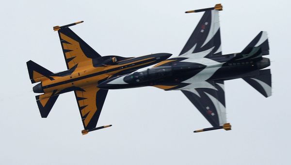 Выступление пилотажной группы Южной Кореи Черные Орлы на авиашоу в Сингапуре - Sputnik Азербайджан
