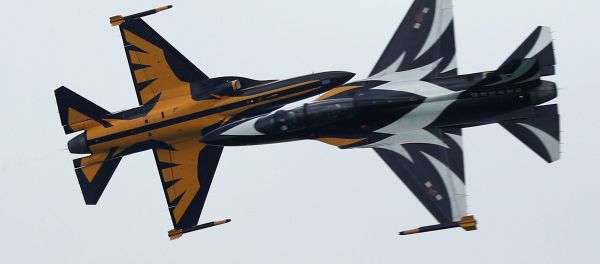 Выступление пилотажной группы Южной Кореи Черные Орлы на авиашоу в Сингапуре Выступление пилотажной группы Южной Кореи Черные Орлы на авиашоу в Сингапуре - Sputnik Азербайджан