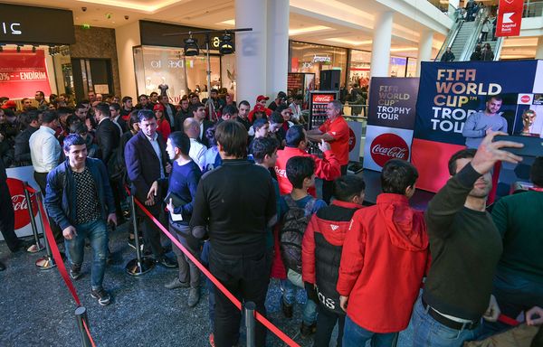 Фотосессия и показ Кубка мира по футболу в Ganjlik Mall - Sputnik Азербайджан