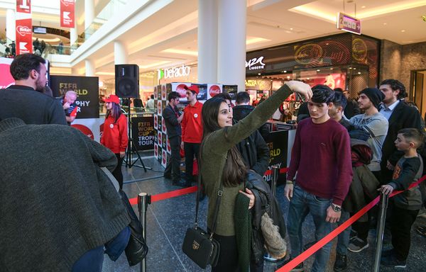 Фотосессия и показ Кубка мира по футболу в Ganjlik Mall - Sputnik Азербайджан