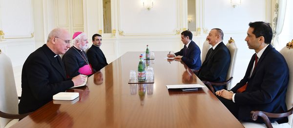 Президент Азербайджана Ильхам Алиев на встрече с делегацией, возглавляемой секретарем Святого Престола по отношениям с государствами, архиепископом Полом Ричардом Галлахером - Sputnik Азербайджан