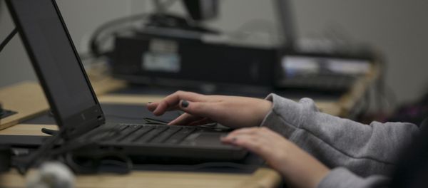 Девушка за компьютером, фото из архива - Sputnik Азербайджан
