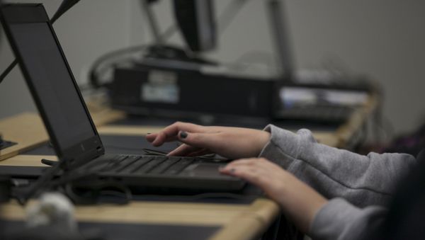 Девушка за компьютером, фото из архива - Sputnik Азербайджан
