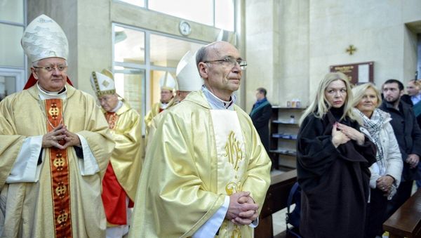 Церемония, посвященная принятию сана епископа ординарием католической церкви в Азербайджане - Sputnik Азербайджан