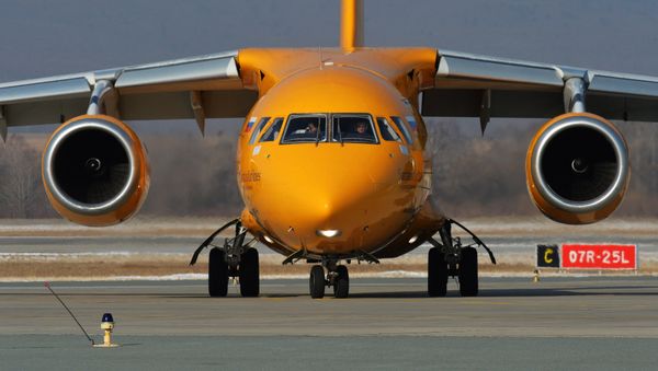 Самолет Ан-148-100В авиакомпании Саратовские авиалинии в аэропорту Владивостока, фото из архива - Sputnik Азербайджан
