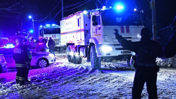 Автомобили МЧС России в Раменском районе Московской области, где самолет Ан-148 Саратовских авиалиний рейса 703 Москва-Орск потерпел крушение, 11 февраля 2018 года - Sputnik Азербайджан
