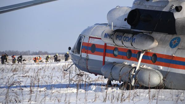 Вертолет МЧС России в Раменском районе Московской области, где самолет Ан-148 Саратовских авиалиний рейса 703 Москва-Орск потерпел крушение 11 февраля 2018 года - Sputnik Азербайджан