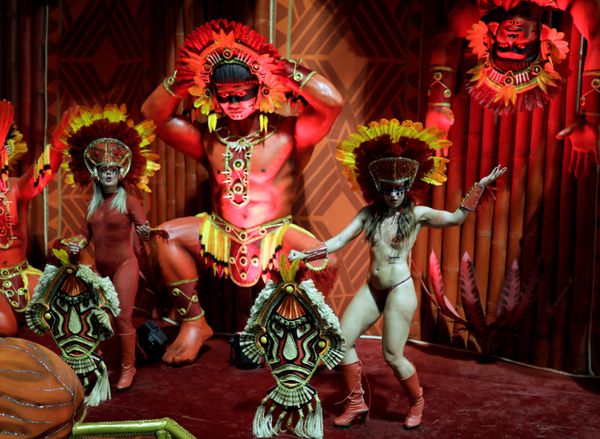 Revellers from the Gavioes da Fiel Samba School take part in Carnival celebrations at Anhembi Sambadrome in Sao Paulo, Brazil February 11, 2018 - Sputnik Азербайджан