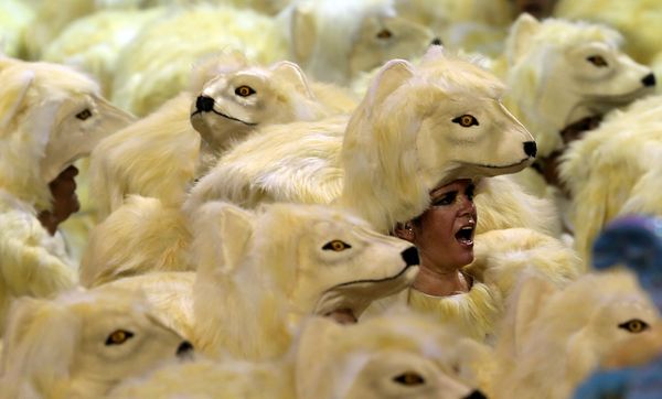 Revellers from the Mocidade Alegre Samba School take part in Carnival at Anhembi Sambadrome in Sao Paulo, Brazil February 11, 2018 - Sputnik Азербайджан