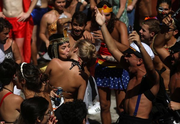 Women kiss each other during the annual block party known as Carmelitas, during carnival festivities in Rio de Janeiro, Brazil February 9, 2018 - Sputnik Азербайджан