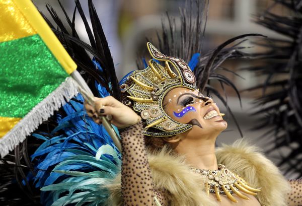 A reveller from the Peruche Samba School takes part in a carnival at Anhembi Sambadrome in Sao Paulo, February 10, 2018 - Sputnik Азербайджан
