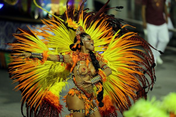 A reveller from the Mocidade Alegre Samba School takes part in Carnival at Anhembi Sambadrome in Sao Paulo, Brazil February 11, 2018 - Sputnik Азербайджан