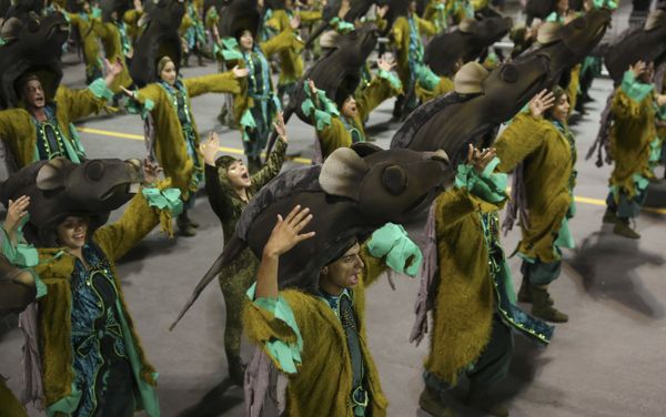 Dancers from the Imperio de Casa Verde samba school perform during a carnival parade in Sao Paulo, Brazil, Sunday, Feb. 11, 2018 - Sputnik Азербайджан