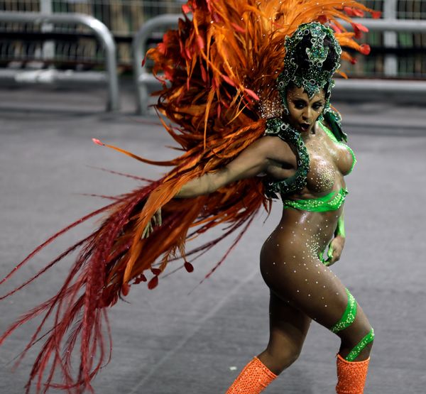A reveller from the X-9 Paulistana Samba School takes part in Carnival at Anhembi Sambadrome in Sao Paulo, Brazil February 10, 2018 - Sputnik Азербайджан