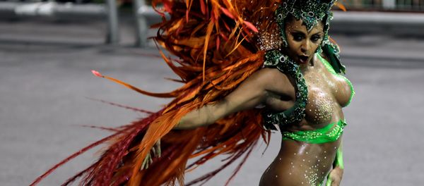 A reveller from the X-9 Paulistana Samba School takes part in Carnival at Anhembi Sambadrome in Sao Paulo, Brazil February 10, 2018 A reveller from the X-9 Paulistana Samba School takes part in Carnival at Anhembi Sambadrome in Sao Paulo, Brazil February 10, 2018 - Sputnik Азербайджан