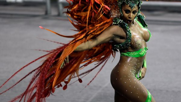A reveller from the X-9 Paulistana Samba School takes part in Carnival at Anhembi Sambadrome in Sao Paulo, Brazil February 10, 2018 - Sputnik Азербайджан