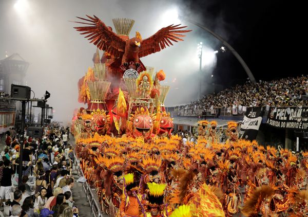 Revellers from the Gavioes da Fiel Samba School take part in Carnival celebrations at Anhembi Sambadrome in Sao Paulo, Brazil February 11, 2018 - Sputnik Азербайджан