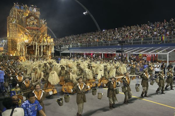 Dancers from the Imperio de Casa Verde samba school perform during a carnival parade in Sao Paulo, Brazil, Sunday, Feb. 11, 2018 - Sputnik Азербайджан