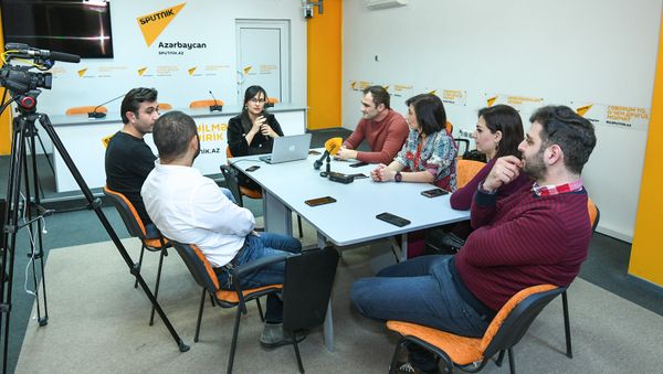 Обсуждение в мультимедийном пресс-центре Sputnik Азербайджан, приуроченное к Международному дню радио - Sputnik Азербайджан