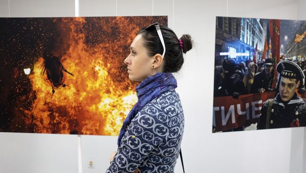 Посетители на открытии выставки победителей конкурса имени Андрея Стенина - Sputnik Азербайджан