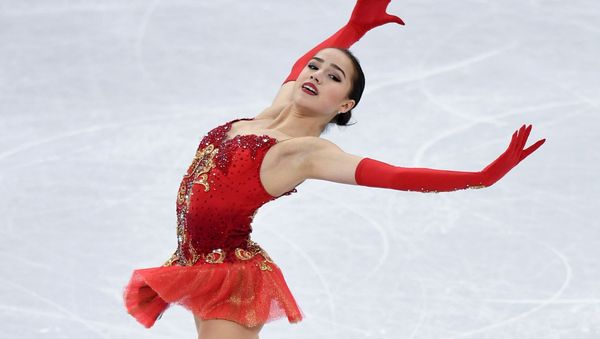 Российская фигуристка Алина Загитова выступает в произвольной программе женского одиночного катания командных соревнований по фигурному катанию на XXIII зимних Олимпийских играх - Sputnik Азербайджан