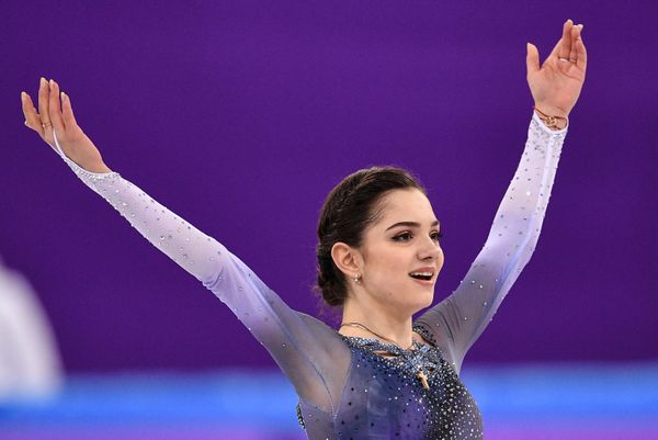 Российская фигуристка Евгения Медведева выступает в короткой программе женского одиночного катания командных соревнований по фигурному катанию на XXIII зимних Олимпийских играх в Пхенчхане - Sputnik Азербайджан