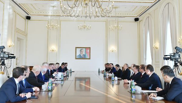 Президент Азербайджанской Республики Ильхам Алиев принял делегацию, возглавляемую председателем Восточного комитета экономики Германии Вольфгангом Бюхеле - Sputnik Азербайджан