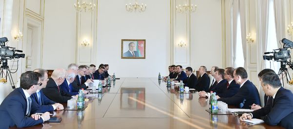 Президент Азербайджанской Республики Ильхам Алиев принял делегацию, возглавляемую председателем Восточного комитета экономики Германии Вольфгангом Бюхеле - Sputnik Азербайджан